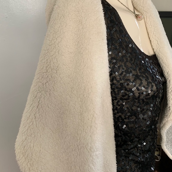 Grey plush vest - Picture 4 of 9